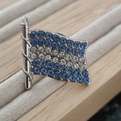 PIN PRENDEDOR BROCHE BANDERA ARGENTINA PIEDRAS COD: 7660