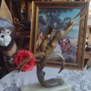 Estatuilla de bronce con mármol