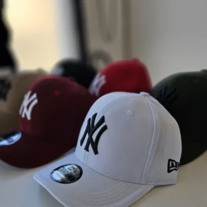 Gorras ny bordadas importadas — AURA SHOES, Bahía Blanca