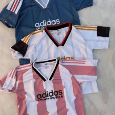Remera cuello V summer — AURA SHOES, Bahía Blanca