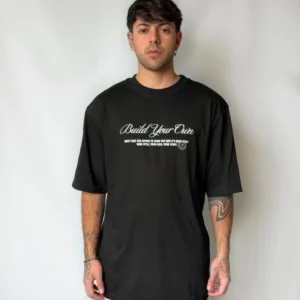REMERA BUILD OVER NEGRO — Signos Indumentaria, Bahía Blanca