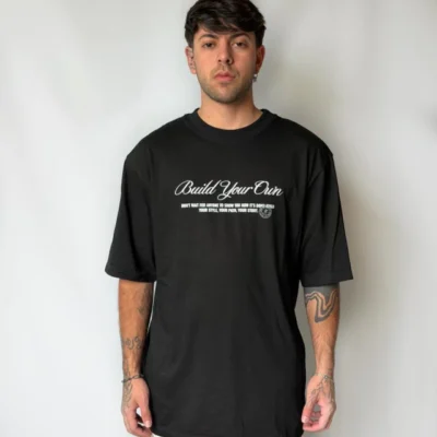 REMERA BUILD OVER NEGRO — Signos Indumentaria, Bahía Blanca
