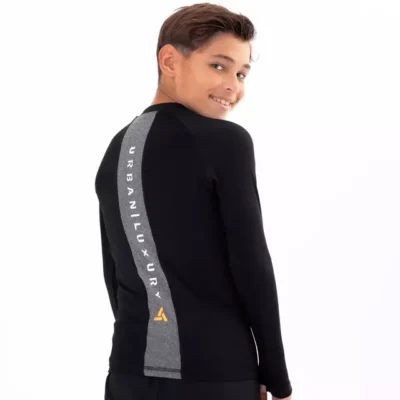 Remera térmica niño negra espalda con gris manga larga