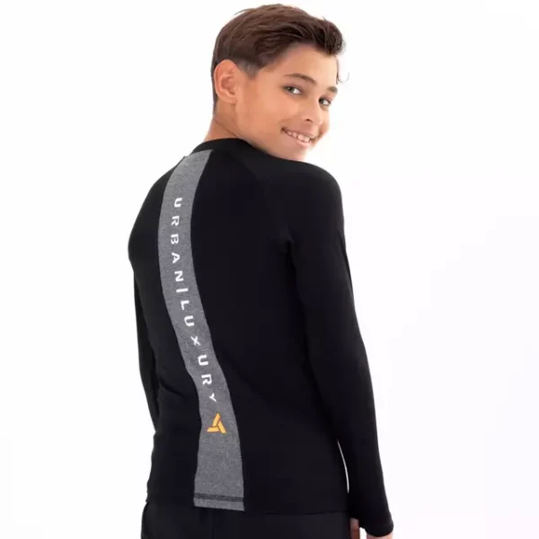 Remera térmica niño negra espalda con gris manga larga
