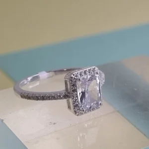 IMPORTANTE ANILLO CUBIC BAGUETTE COMPROMISO K5075 — Joyería Debernardi, Bahía Blanca