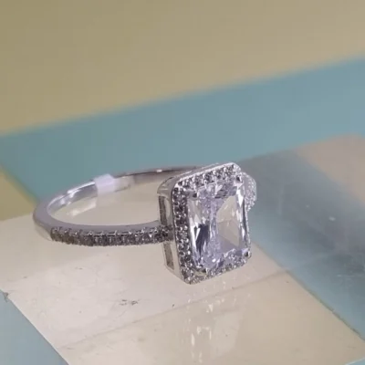 IMPORTANTE ANILLO CUBIC BAGUETTE COMPROMISO K5075 — Joyería Debernardi, Bahía Blanca