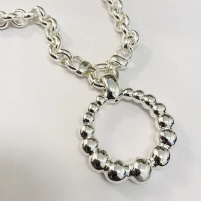 CADENA CON DIJE CORAZON DE CUBICS CON PULSO CENTRAL PLATA 925 COD: JK116 — Joyería Debernardi, Bahía Blanca