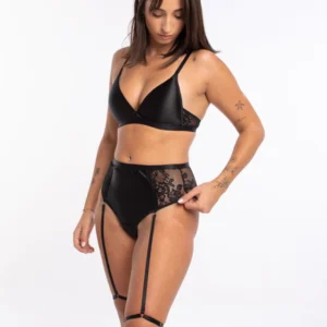 Triángulo soft en tricot y puntilla con trusa y arnes desmontable (152124)