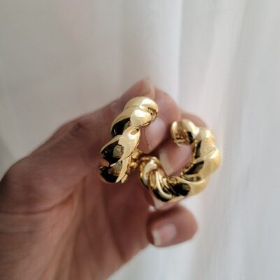 Aros semi argollas torzadas infladas doradas Fantasía — Anacletta Accesorios, Bahía Blanca