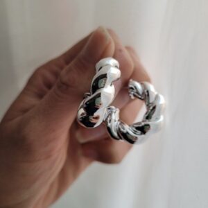 Aros semi argollas torzadas infladas plateadas Fantasía — Anacletta Accesorios, Bahía Blanca