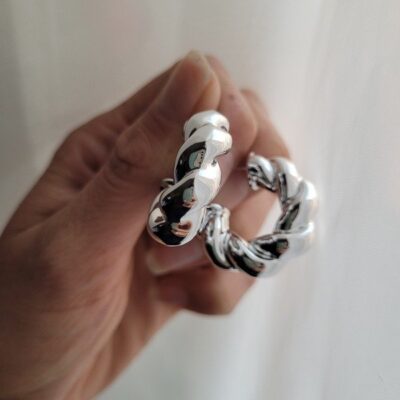 Aros semi argollas torzadas infladas plateadas Fantasía — Anacletta Accesorios, Bahía Blanca