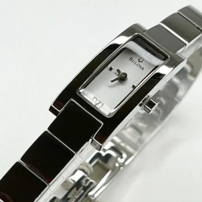 BULOVA FONDO NACAR Y CRISTALES DE SWAROVSKI. 96L204