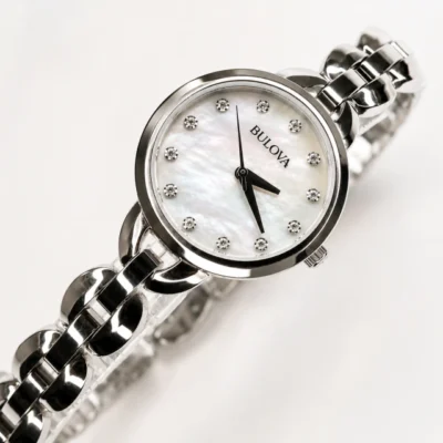 BULOVA FONDO NACAR Y CRISTALES DE SWAROVSKI. 96L204