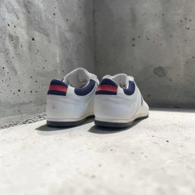 Zapatilla concept, cuero vacuno, con suela antideslizante.