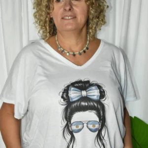 Remera -Lola- estampa mujer con moño y lentes, Colección Argentina