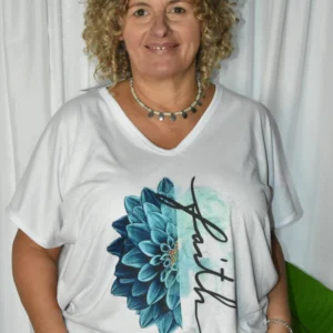 Remera -Lola- estampa 'Faith' Media flor celeste
