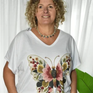 Remera -Lola- estampa Mariposa de flores vintage
