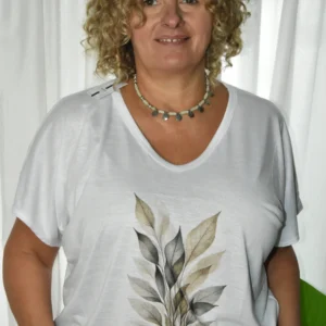 Remera -Lola- estampa ramillo de hojas verdes