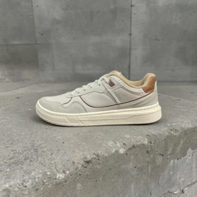 Zapatilla fabio, cuero vacuno, con suela antideslizante.