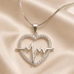CADENA CON DIJE CORAZON DE CUBICS CON PULSO CENTRAL PLATA 925 COD: JK116 — Joyería Debernardi, Bahía Blanca