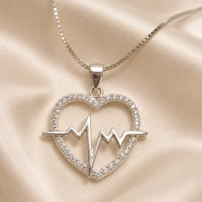 CADENA CON DIJE CORAZON DE CUBICS CON PULSO CENTRAL PLATA 925 COD: JK116 — Joyería Debernardi, Bahía Blanca