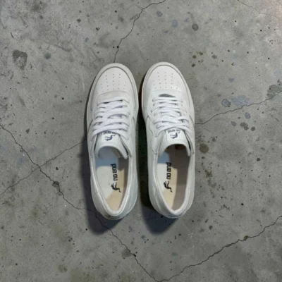 Zapatilla force, cuero vacuno, con suela antideslizante.