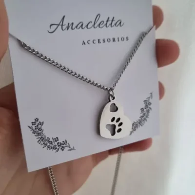 Gargantilla huellita cora — Anacletta Accesorios, Bahía Blanca