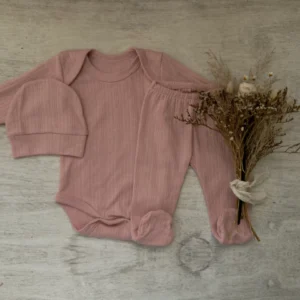 AJUAR 3 PIEZAS TRAMADO BODY + RANITA + GORRITO ROSA — Oli Baby, Bahía Blanca