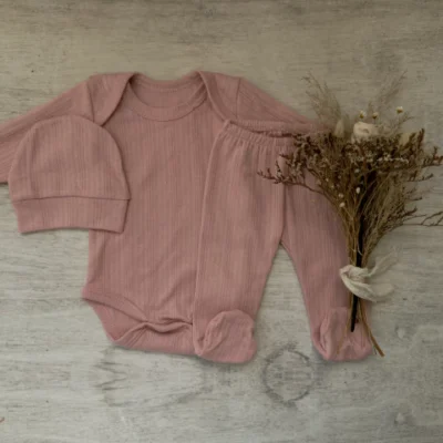 AJUAR 3 PIEZAS TRAMADO BODY + RANITA + GORRITO ROSA — Oli Baby, Bahía Blanca