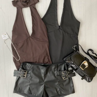 Short engomado con hebillas