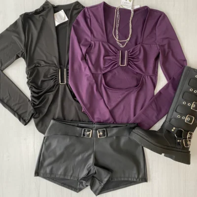 Short engomado con doble hebilla