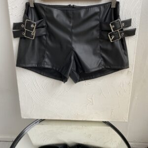 Short engomado con hebillas
