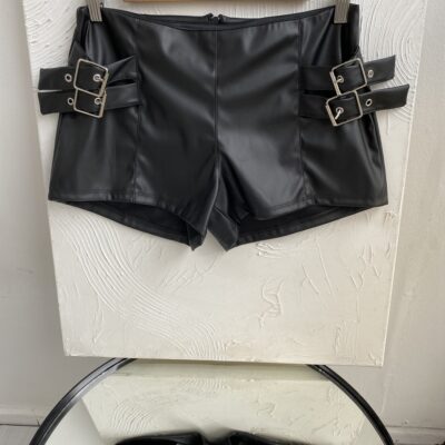 Short engomado con hebillas