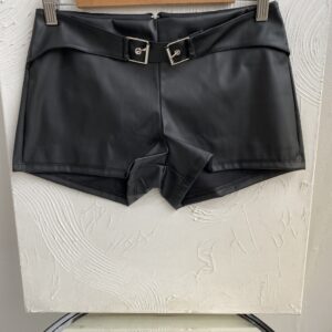 Short engomado con doble hebilla