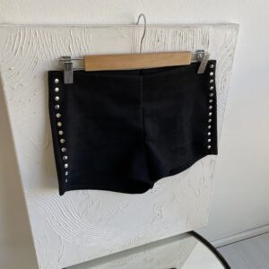 Short gamuzado con tachas BLACK