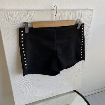 Short gamuzado con tachas BLACK
