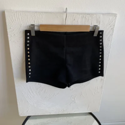 Short gamuzado con tachas BLACK