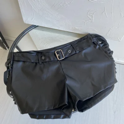 Short engomado con flecos