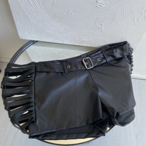 Short engomado con flecos