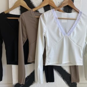 Remera jersey escote en V con encaje (3 colores)
