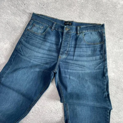 Jean Noir Ancho: Estilo y Comodidad Semi Elastizado