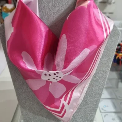 Pañuelo de seda flores — Anacletta Accesorios, Bahía Blanca