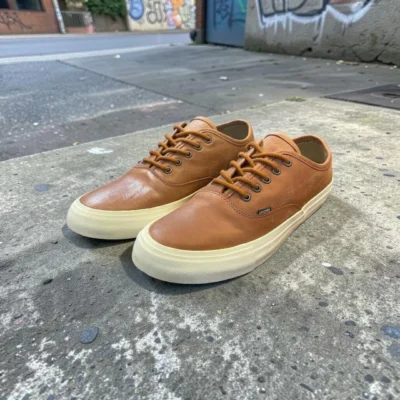 Zapatilla raquel, cuero vacuno, con suela antideslizante.