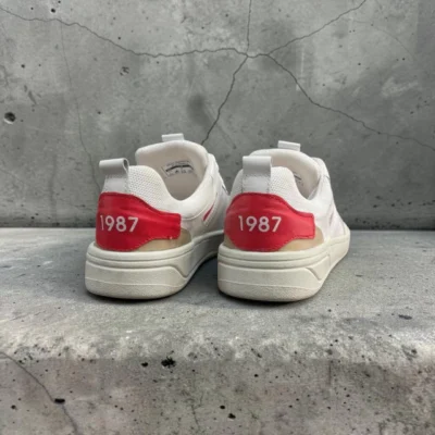 Zapatilla retro, cuero vacuno, con suela antideslizante.