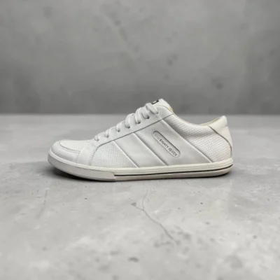 Zapatilla revit, cuero vacuno, con suela antideslizante.
