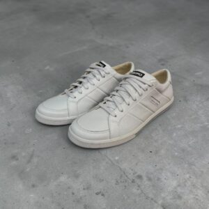Zapatilla revit, cuero vacuno, con suela antideslizante.