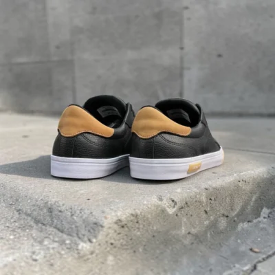 Zapatilla velar, cuero vacuno, con suela antideslizante.