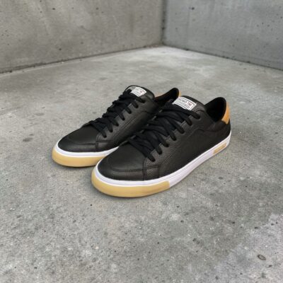 Zapatilla velar, cuero vacuno, con suela antideslizante.