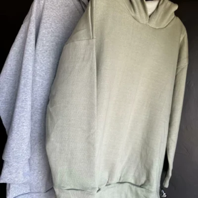 PANTALÓN TOMY // REMERA GEEFT // BUZO ALASKA