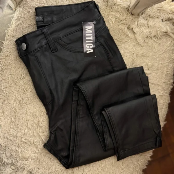 PANTALON ENGOMADO CORTE JEAN AIME